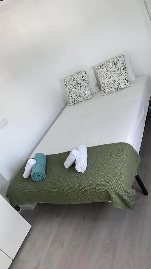 Room Near The Airport Lisbona 0*,