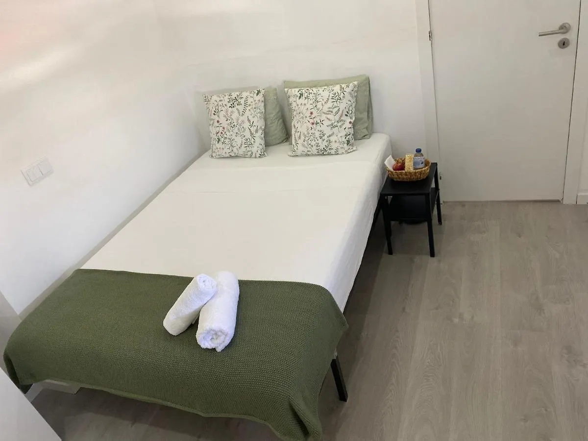 Room Near The Airport Lisbona 0*,